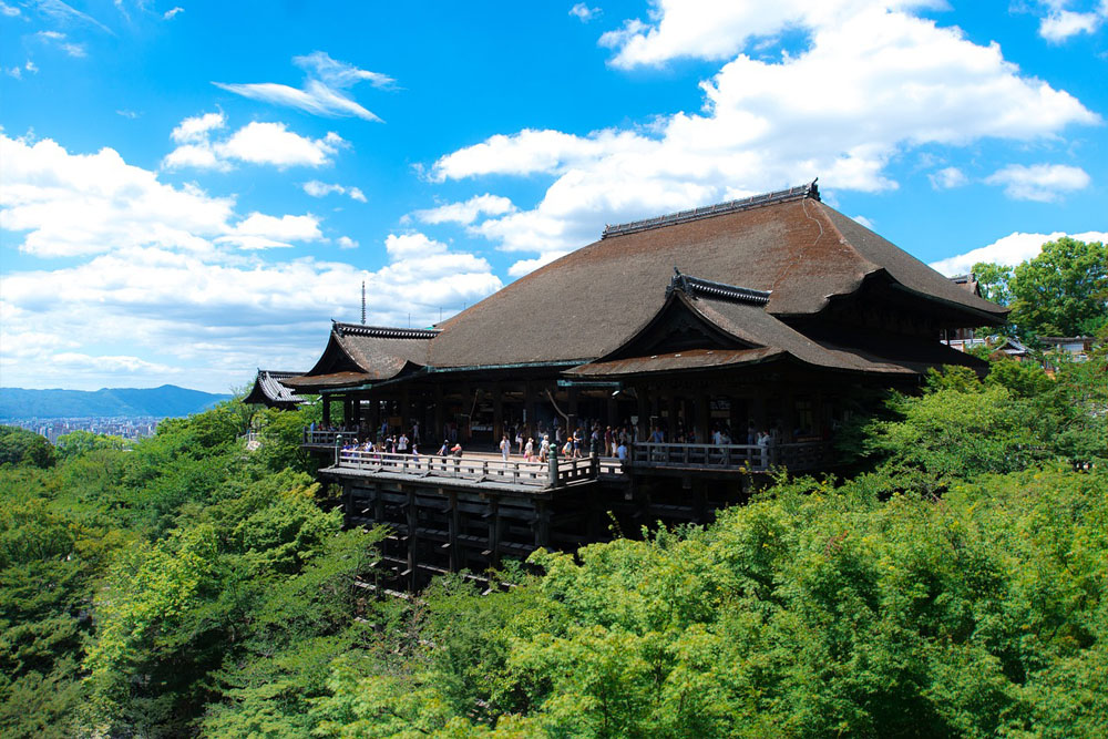 Kiyomizudera is located close to Fushimi Iniar shrine