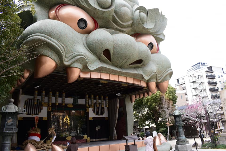 Lion head shrine building, characterizing Namba Yasaka Shrine