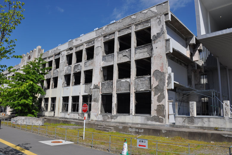 The ruined outside of the former Kadonowaki Elementary School